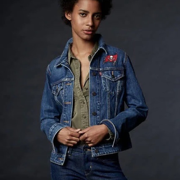 COPY - Women’s Tampa Bay Buccaneers Levi Denim Jacket - Picture 3 of 7